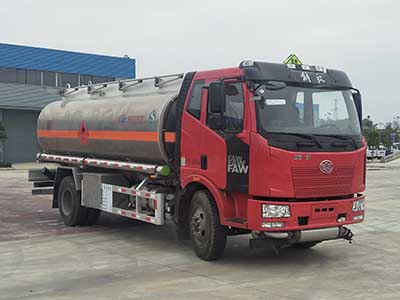 程力威牌CLW5180GYYLC5型铝合金运油车