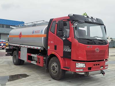 程力威牌CLW5180GJYC5型加油车